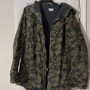 Columbia Coat, Camouflage, thin coat that is hooded XL